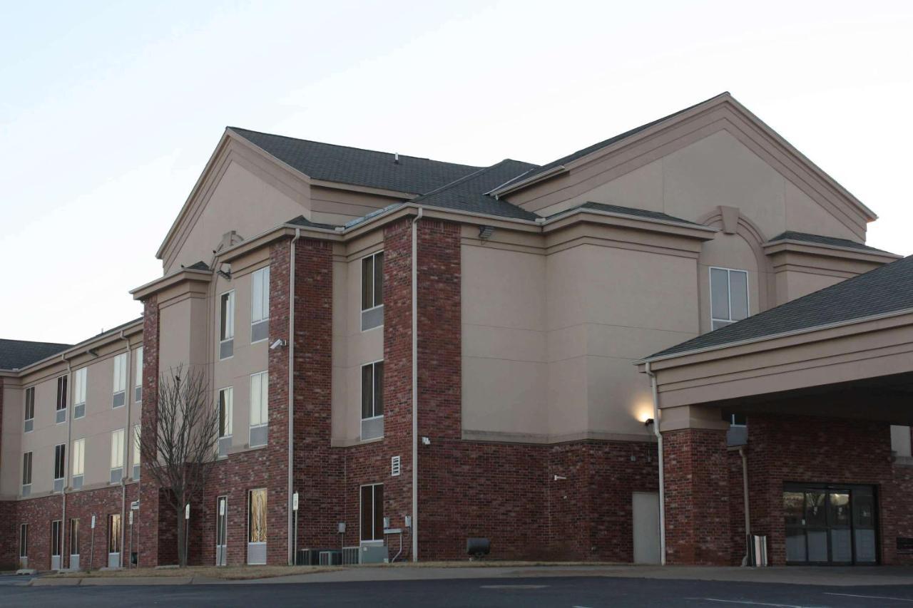 Rodeway Inn & Suites Tulsa Bagian luar foto