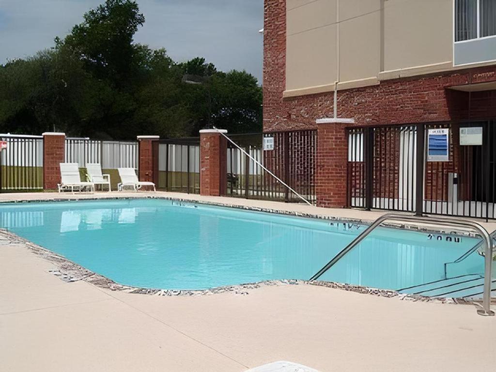 Rodeway Inn & Suites Tulsa Bagian luar foto